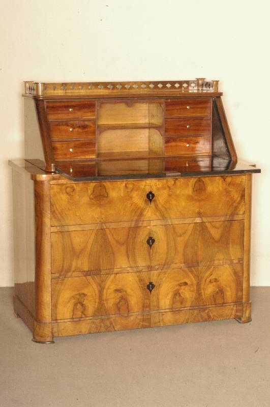 Biedermeier-SchrÄgklappensekretÄr, Herkunft Baden-WÜrttemberg, Nußbaum massiv, Schubladen furniert mit einem ausdrucksstarken Furnierbild, ...