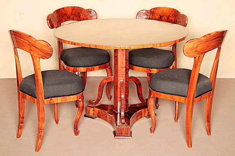 Biedermeier-Tischgruppe, Nußbaum furniert, Tisch mittig in Ahorn intarsiert, Tisch aufklappbar, StÜhle (Wiener Schaufelstuhl) Nußbaumholz und ...
