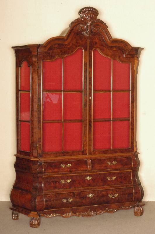 Barockstilvitrine, Holland, um 1960, nach altem Vorbild, Korpus Weichholz/Hartholz, Wurzelnußfurnier, z.T. gespiegelt schÖnes Furnierbild, ...