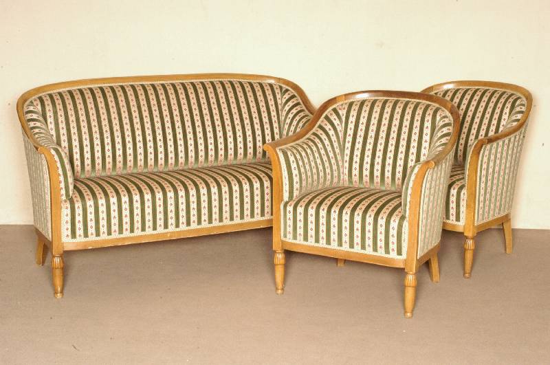 Salongruppe, Frankreich, um 1910/15, bestehend aus 2-sitzer Sofa und 2 Sesseln, FÜße balusterfÖrmig mit Zahnfriesverzierung, stiltypisch in den ...