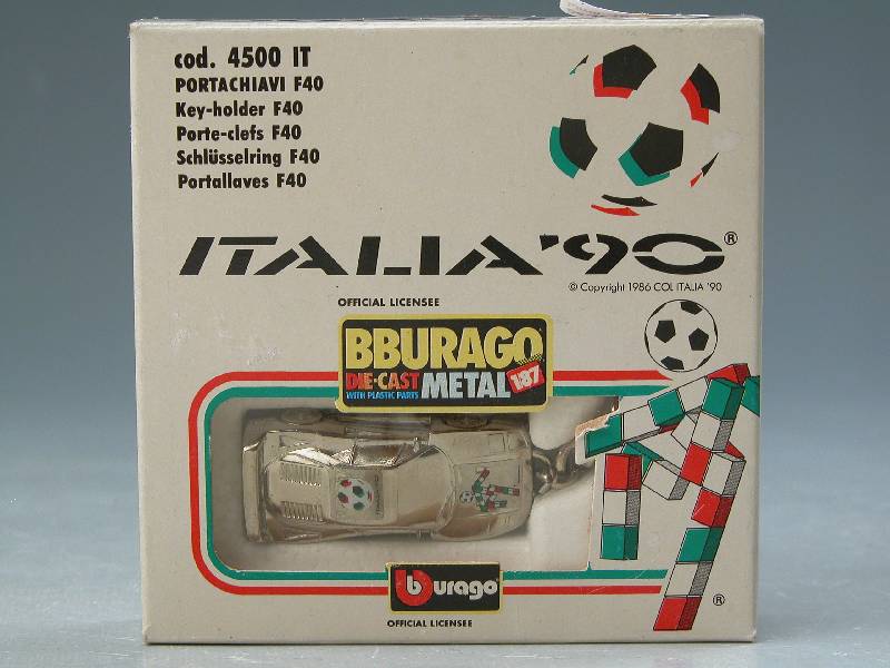 SCHLÜSSELANHÄNGER FERRARI F40 - neu in OVP anl??lich Fussball-WM 1990 in Italien 1:87 von Bburago, metall mit Emblem "Fussball" auf Dach ...