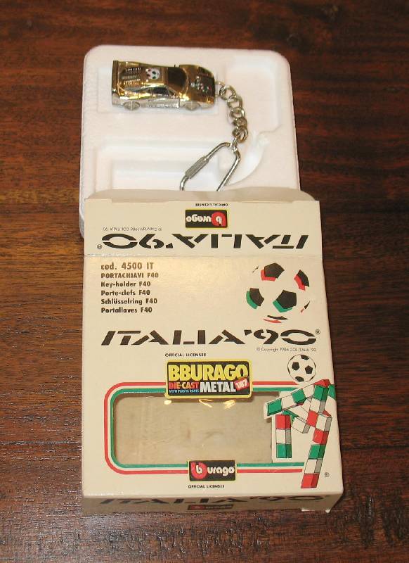 SCHLÜSSELANHÄNGER FERRARI F40 - neu in OVP anl??lich Fussball-WM 1990 in Italien 1:87 von Bburago, metall mit Emblem "Fussball" auf Dach ...