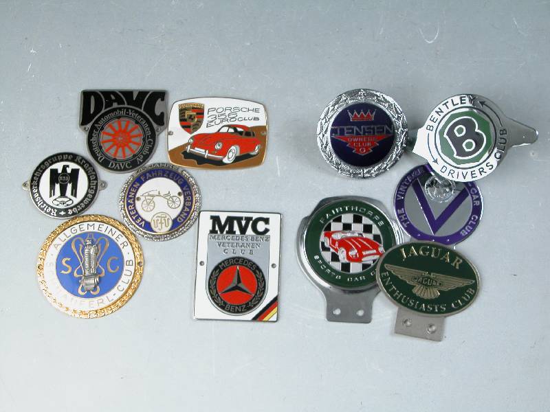 9x PLAKETTEN "deutsch" aus Sammlung - 1. 25 JAHRE VfV d70 Metall mit Lorbeerrand geprägt, 2. PORSCHE 356 Euroclub 90x65 Messing mit ...
