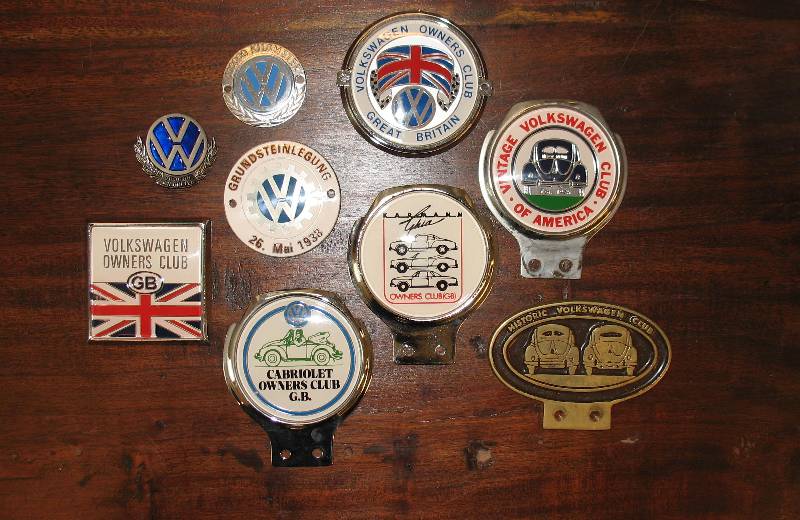9x PLAKETTEN VW International" - 1. VOKSWAGEN Owners Club GB 75x75 Metall verchromt 3D, 2. VINTAGE VOLKSWAGEN Club of America d90 Metall ...