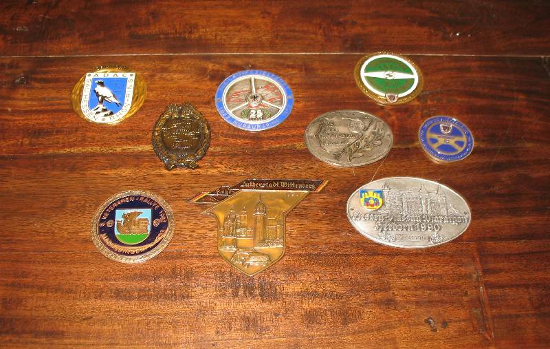 9x PLAKETTEN "deutsche Veranstaltungen" aus Sammlung 1. 2000km DEUTSCHLAND 1989 90x60 Messing geprägt, 2. RH?N-RING Hessen 28.04.1957 d80 ...