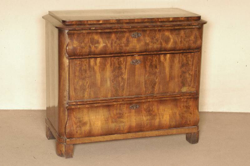 3-schÜbige Kommode, norddeutsch, um 1840, Korpus Weichholz, Pyramidenmahagonifurnier 4-fach gespiegelt verlegt, schÖnes lebendiges Furnierbild ...