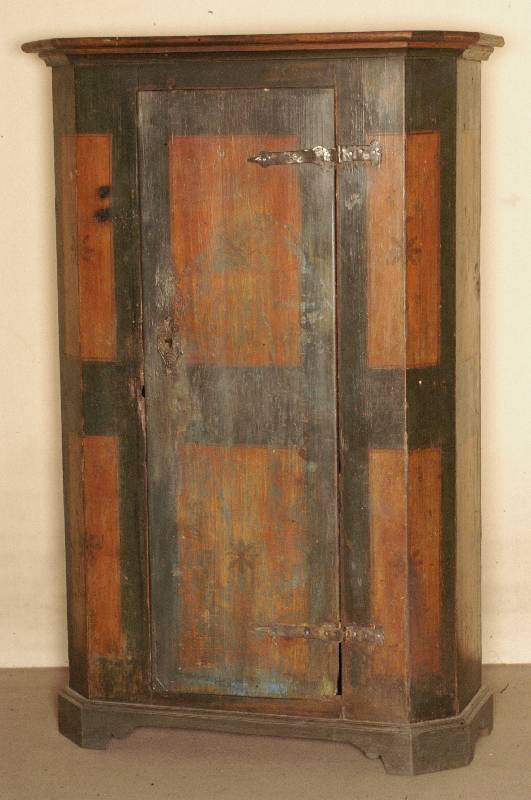 Kleiderschrank, sogenannter bÄuerlicher Kasten, sÜddeutsch/Lothringen/Baden, um 1830/40, Weichholz, Reste alter Bemalung, BeschlÄge aus der ...