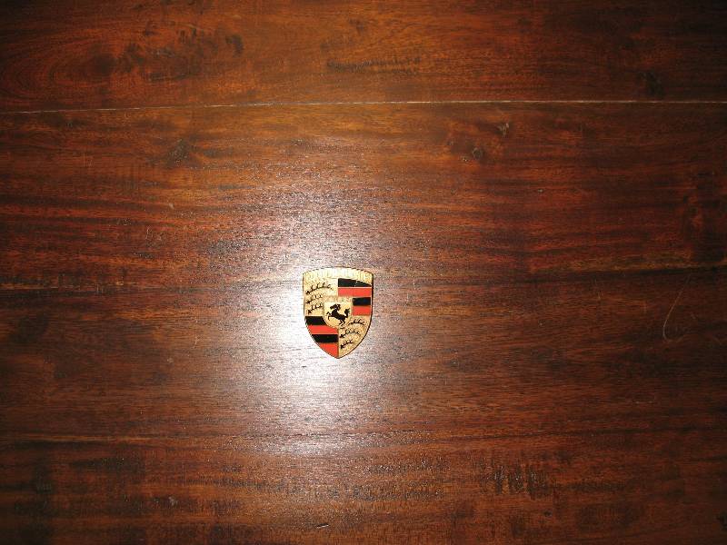 EMBLEM Haube PORSCHE Original - frühe Baujahre mit ins orange gehenden Feldern