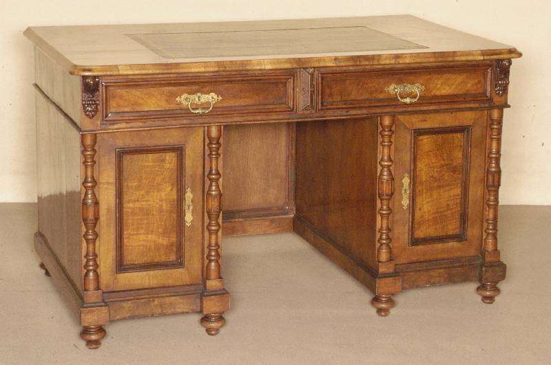 GrÜnderzeit-Schreibtisch, Nußbaum, auf Schreibplatte Ledereinsatz mit GoldprÄgung, RÜckwand furniert, daher frei zu stellen in den Raum, ...