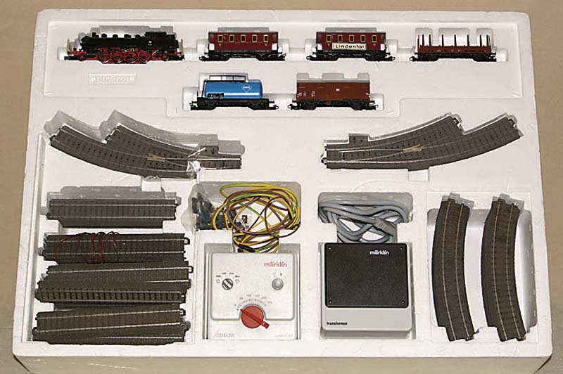 Große MÄrklin-Start-Packung, Spur HO, Nr. 29537, mit Tenderlok, 2 Personenwagen, 3 GÜterwagen, dazu ein Trafo und div. Schienen, lt. Einl. ...