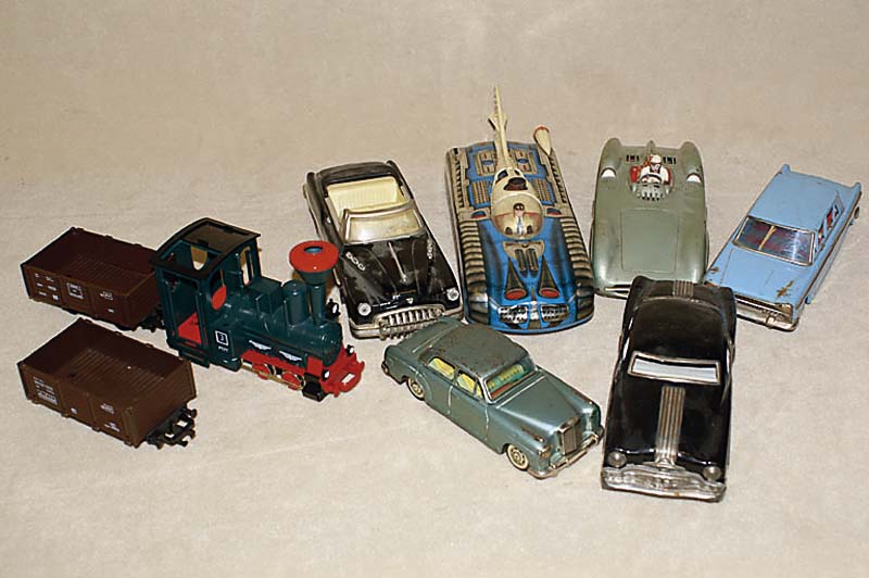 Konvolut 6 Autos, Blech, 4 x wohl Japan, 1 x deutsch, 1x franz., u.a. Silberpfeil mit Pilot (neu zu befestigen), alle bespielt, 1 x stÄrker und ...