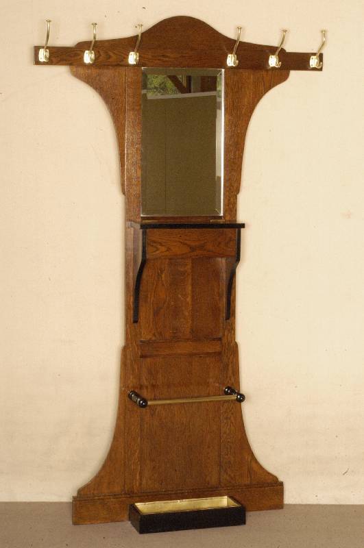 Jugendstil-Garderobe, Frankreich, um 1900, Eiche massiv, einige Teile und Kanten dekorativ ebonisiert, 6 massive Bronzehaken, SchirmstÄnder mit ...