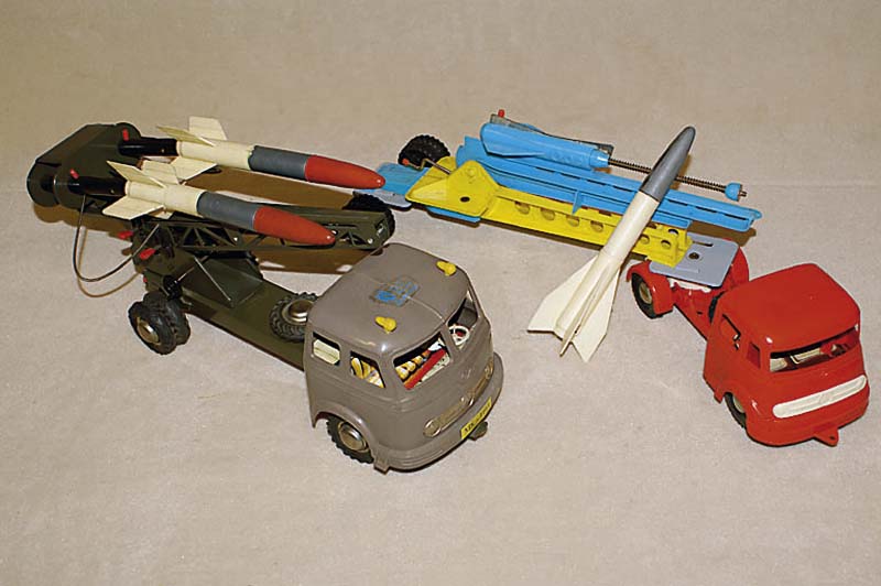 Raketentransporter, wohl Michael Seidel, 60er Jahre, Kunststoff, komplett mit Rakete, Fkt. nicht geprÜft, l. bespielt, sammelw., im orig. Karton