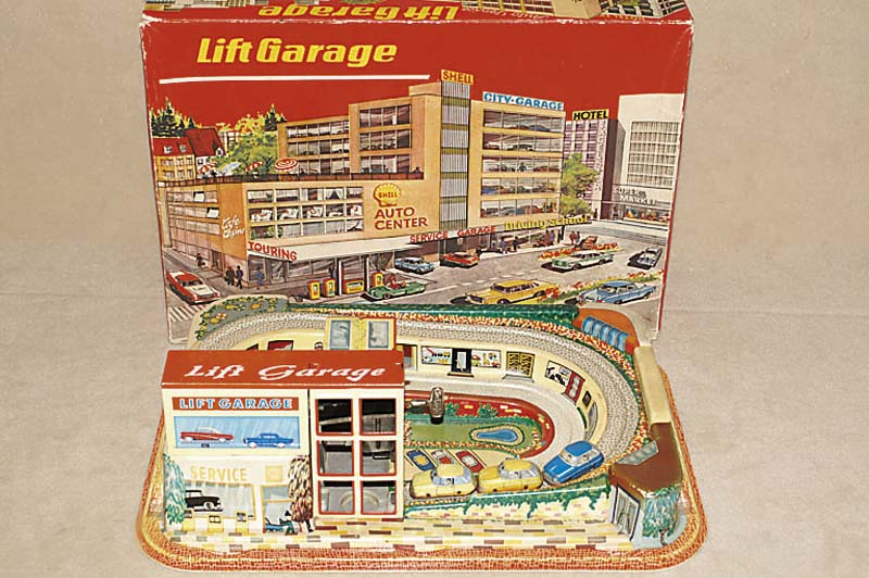 Lift-Garage, Technofix, 60er Jahre, Blech, bunt lithigraphiert und Kunststoff, komplett mit 3 Autos, Uhrwerk intakt, mit orig. SchlÜssel, im ...
