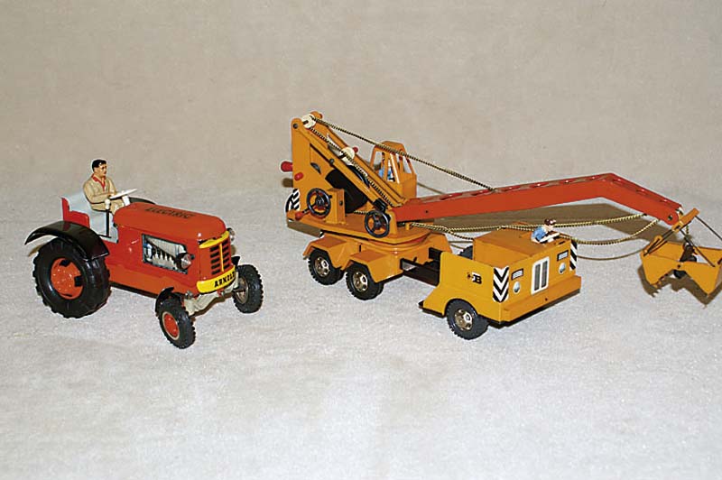 Electric Traktor, Arnold, 60er Jahre, Blech, bunt lithographiert, mit orig. Fahrer, dieser mit bewegl. Armen, min. bespielt, sammelw., Fkt. nicht ...