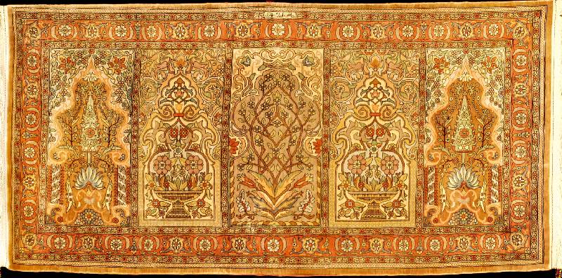 Feiner Seiden Hereke alt, TÜrkei, Naturfarb en, um 1950, feine glanzreiche reine Naturseid e, ca. 130 x 66 cm (seltenes querformat), fein e ...
