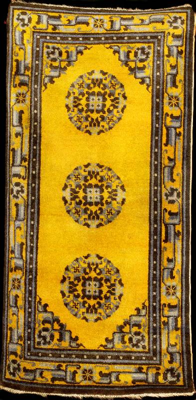 Seltener kleiner Pow Tow antik, China, um 1 900, Wolle geknÜpft auf Baumwolle, ca. 130 x 6 7 cm, mittelfeine KnÜpfung, weicher Griff, gut e alte ...