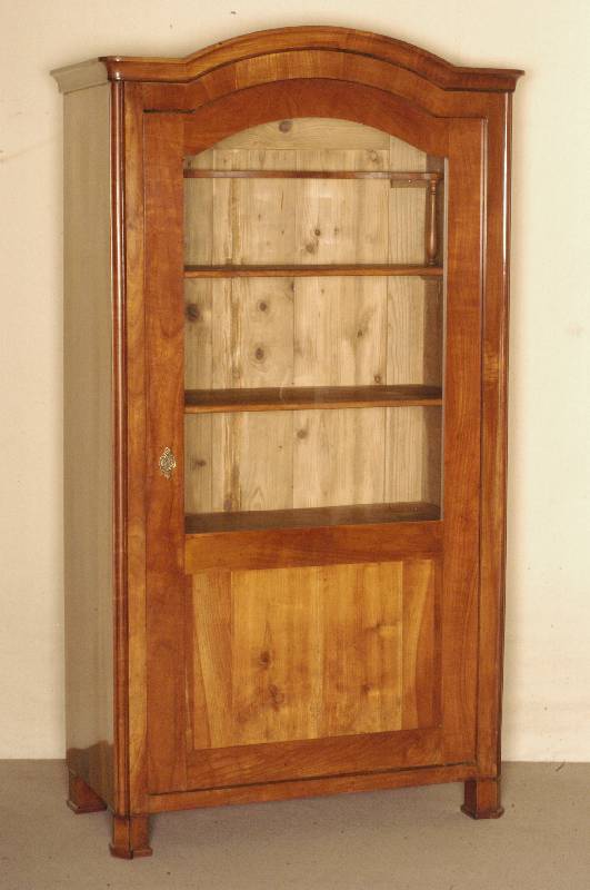 SpÄtbiedermeier-Vitrine, um 1850, 1-tÜrig, Kirsche massiv, TÜr im unteren Bereich FÜllung, innen unten eingelassener Zwischenboden, Gesims ...
