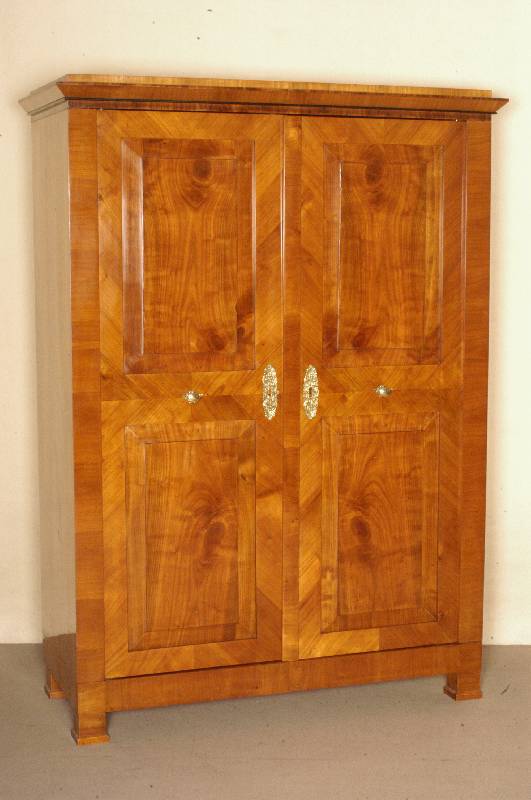 sÜdbadischer Biedermeierschrank, um 1820, 2 -tÜrig, Kirsche furniert auf Tanne, je zwei FÜllungen auf den TÜren, MessingknÖpfe und originale ...