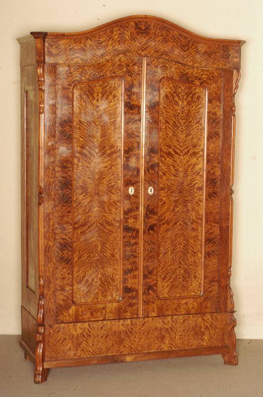 Kleider- bzw. Vielzweckschrank, mitteldeutsch, um 1850/60, Korpus Weichholz, Ahornwurzelfurnier gespiegelt verlegt, Ecken abgeschrÄgt, aufgesetzte ...