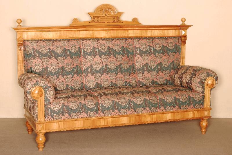 GrÜnderzeitcouch, deutsch, um 1870/80, Korpus Weichholz bzw. Kirsch- und Nußbaum massiv, Kirsch- und Nußbaumfurnier, reiche Drechselarbeiten, ...