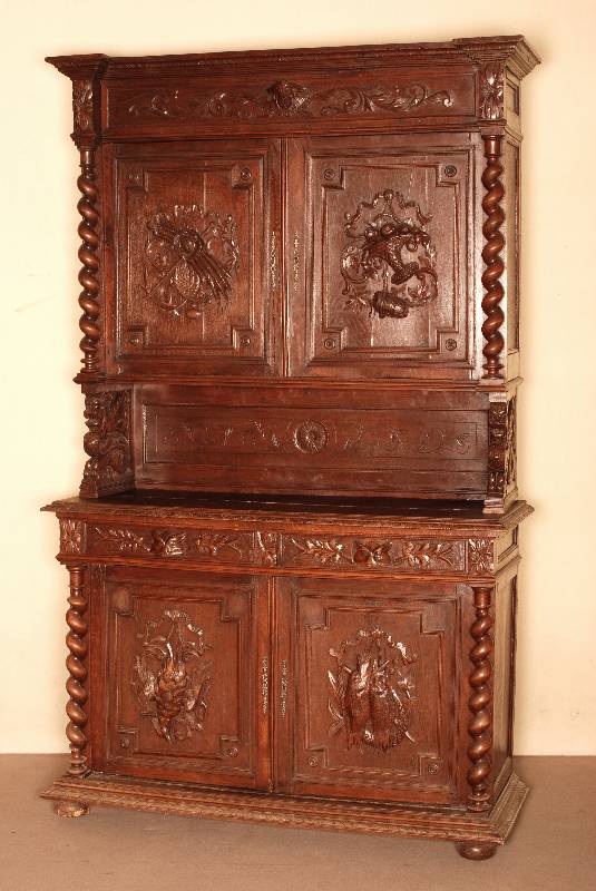 Vielzweckschrank, Belgien, um 1890/1900, Eiche massiv, auf Rahmen gearbeitet, Zierleiste 4- bzw. 6-fach getreppt, Schnitzereien z.T. aus dem ...