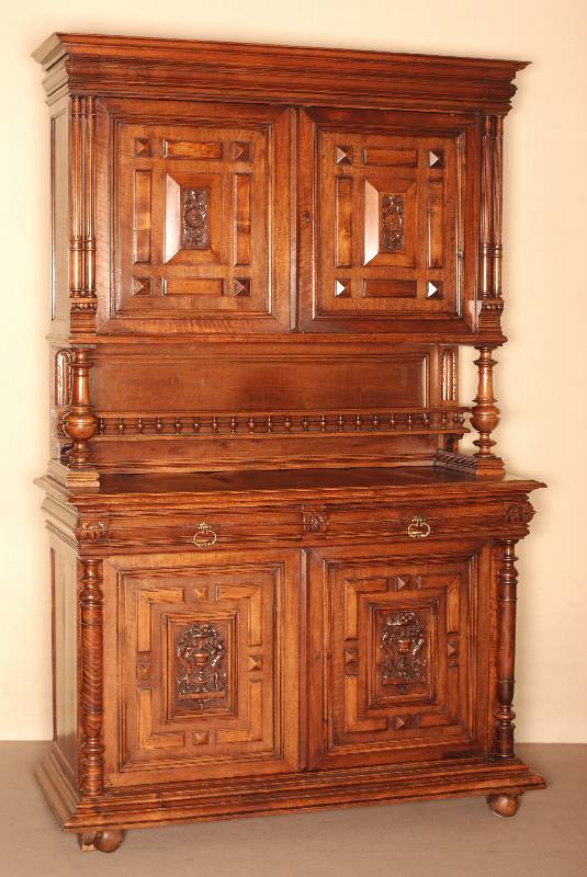 Aufsatzbuffet, um 1880, GrÜnderzeit, Korpus Weichholz, Nußbaum massiv, auf KugelfÜßen, 2 TÜren mit plastischer Schnitzerei, flankiert von ...