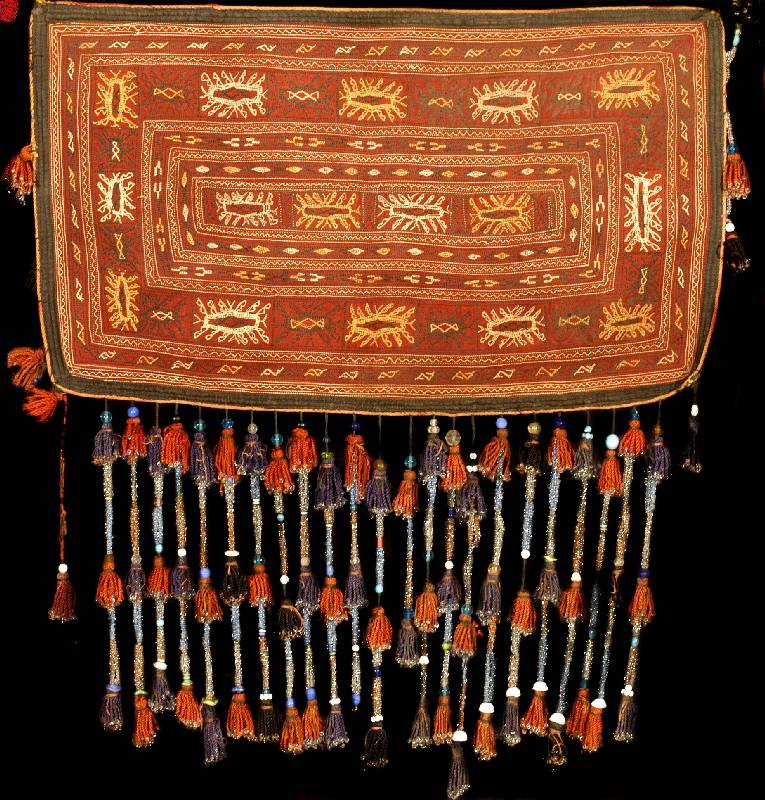 GlÜcksamulett fÜr den Zelteingang antik, Tu rkestan, 19.Jahrhundert, Seidenstickerei auf K attun, ca. 40 x 24 cm, sehr feine und aufwendi ge ...