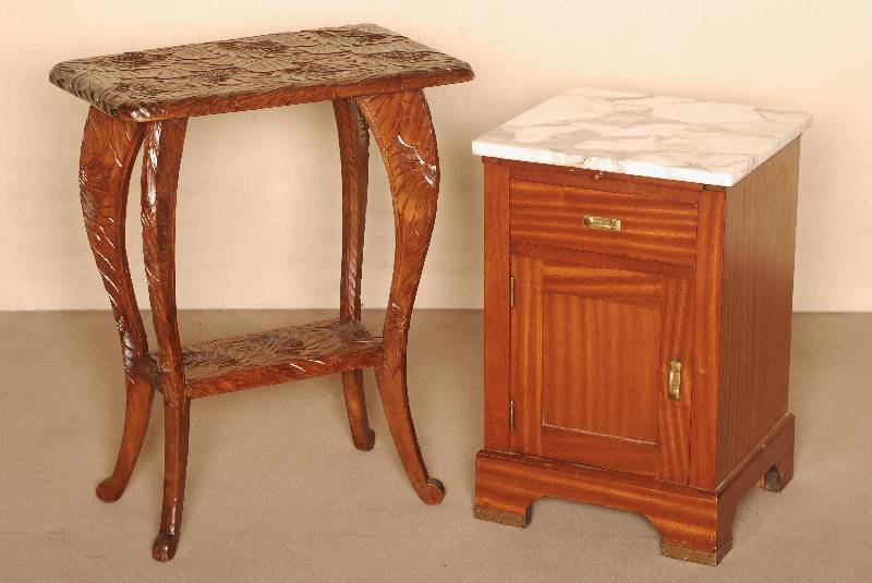 NachtschrÄnkchen, Holland, um 1920, Korpus Weichholz, Mahagoni furniert, z.T. massiv, original SchlÖsser und BeschlÄge, Abschluß mit ...