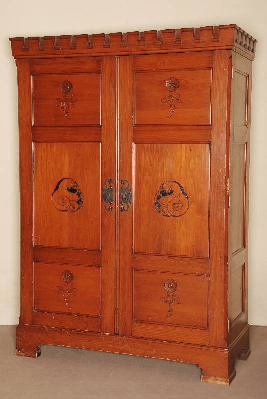 FrÜher Jugendstilschrank, deutsch, um 1897/98 , ausgesuchtes Kiefernholz von bester QualitÄt, dieses in der Struktur gespiegelt verlegt, ...