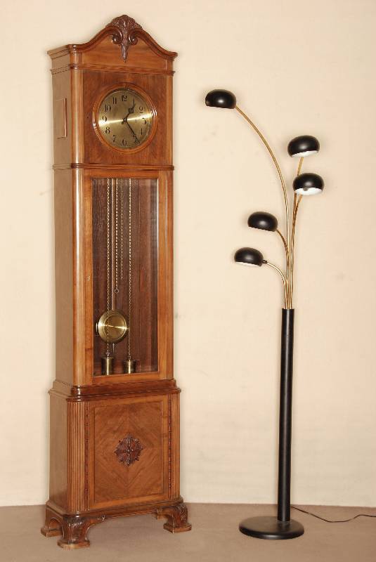 Standuhr, deutsch, um 1912/14, spÄter Jugendstil, Korpus Eiche, Wurzelnußfurnier gespiegelt verlegt, Kanten abgerundet, z.T. mit ...