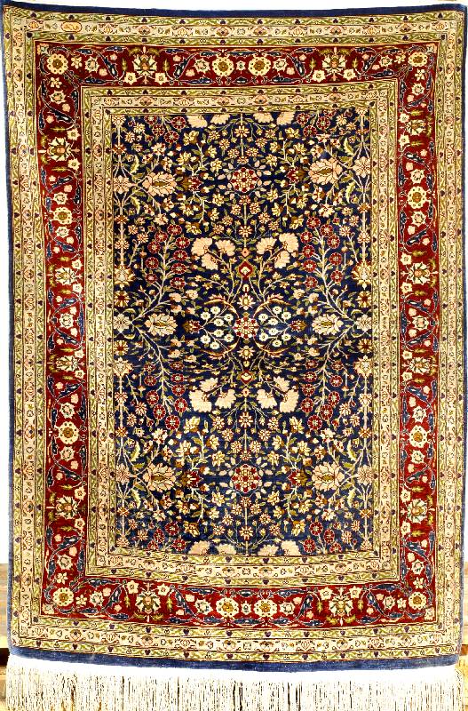 SchÖner feiner Seiden Hereke alt, TÜrkei, u m 1950, feine glanzreiche reine Naturseide, ca . 117 x 83 cm, sehr feine meisterliche KnÜpfqu ...