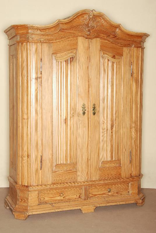 Kleiderschrank, Gegend Trier/Mosel, um 1770/80 , Traditionsform, z.T. Zierbelkiefer, auf Rahmen gearbeitet, Fuß mit eingelassenen Schubladen, ...