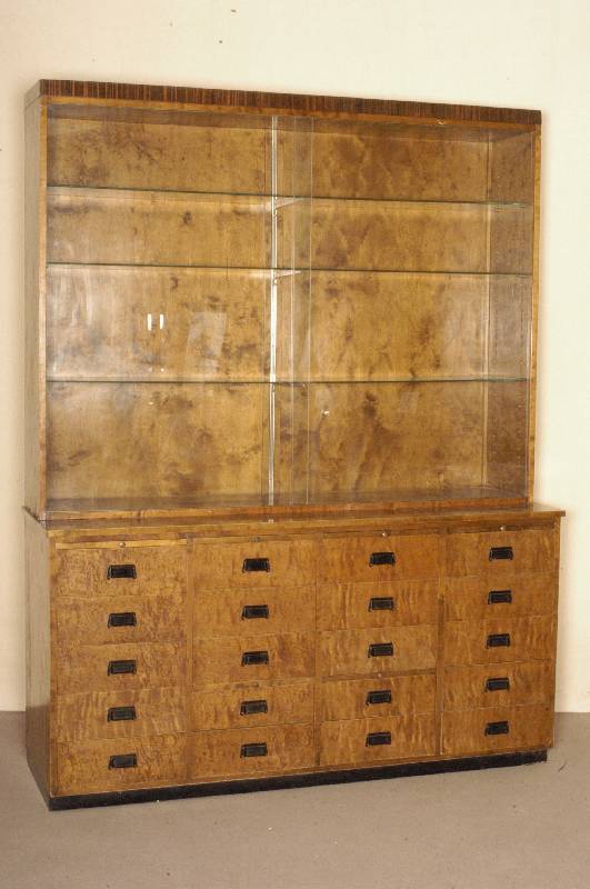 Laden- bzw. Sammlerschrank, deutsch, um 1920 , Birkefurnier, teilweise auf Vollholz gearbeitet, obere Abschlußkante, Makasarfurnier, 2 große ...