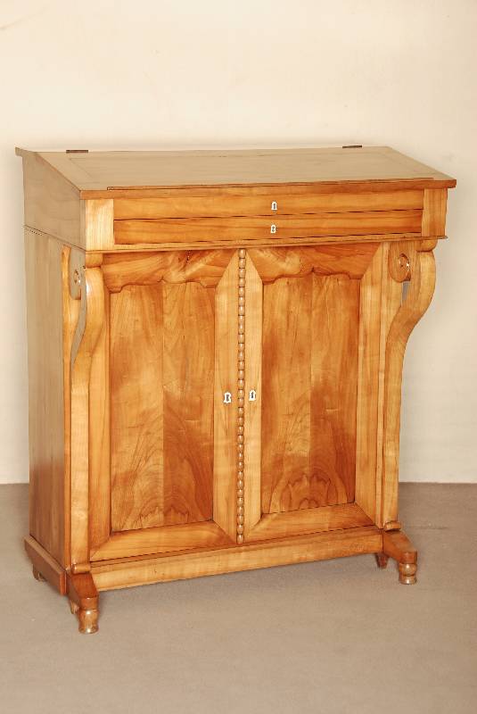 Stehpult, deutsch, um 1820, Biedermeier, Kirschbaum massiv, unten 2 TÜren, FÜllungen gerahmt, schrÄge Schreibplatte, aufklappbar, innen mit 2 ...
