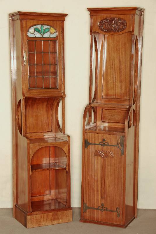 Pfeilerschrank, deutsch, um 1900, Jugendstil , Korpus Weichholz, Nußbaum furniert, untere TÜr dekoriert mit Flachschnitzereien, mitte und oben ...