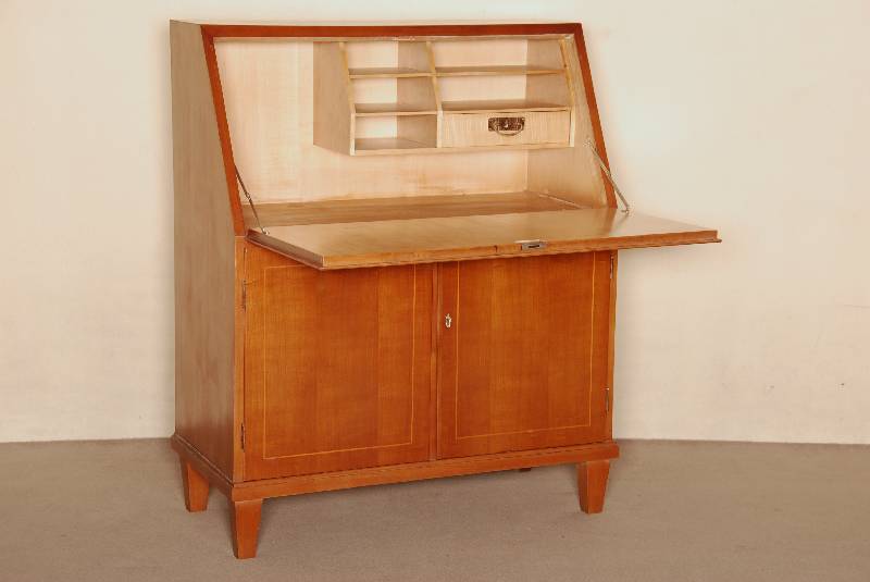 SekretÄr, deutsch, um 1920, ArtDeco, Kirschbaum massiv, auf konischen Beinen, 2 -tÜrig, hinter der SchrÄgklappe Schublade und Ablagen, innen ...