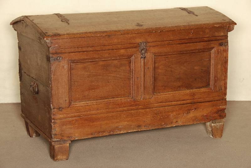 Flachdeckeltruhe, deutsch, um 1780, Eiche massiv, auf KugelfÜßen, FÜllungen gerahmt, Deckel mit handgeschmiedeten EisenbÄndern und seitlichen ...