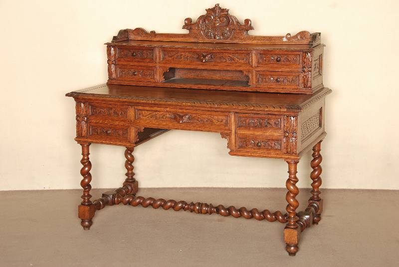 Schreibtisch mit Aufsatz, Frankreich, um 1870 , Eiche massiv, stark gedrechselte Beine, verstrebt, Lisenen dekoriert mit LÖwenkÖpfen, Aufsatz ...