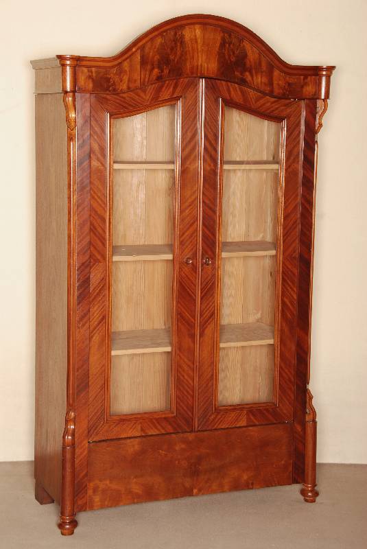 Schrank, deutsch, um 1860, Louis-Philippe, Korpus Weichholz, Mahagonifurnier, z.T. gespiegelt, auf KugelfÜßen, abgeschrÄgte Ecken , in Voluten ...