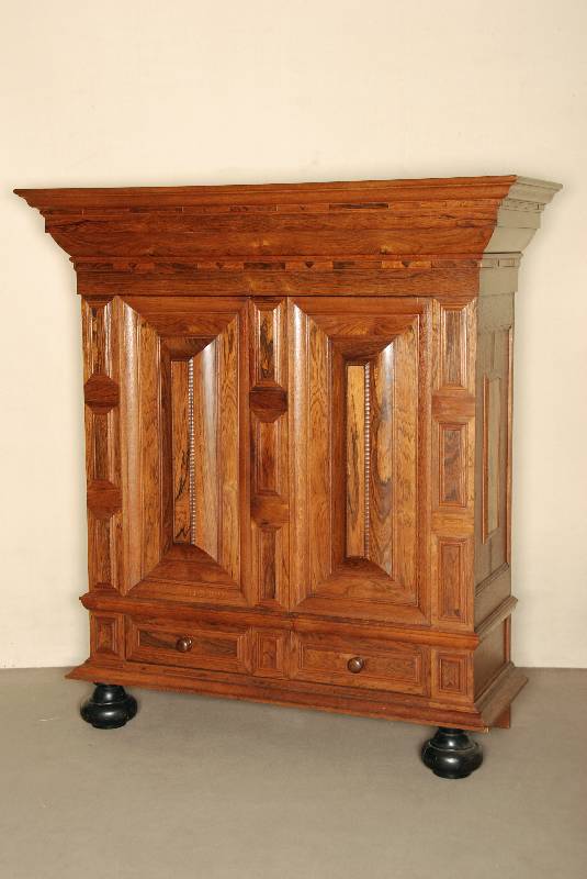 Kissenschrank, Holland, um 1920, Eiche massiv, z.T. furniert, Palisanderfurnier, teilweise auf Eiche gearbeitet, aufgesetzte Schnitzereien mit ...