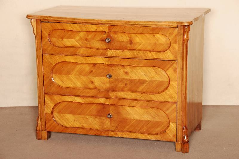 Kommode, deutsch, um 1850, Biedermeier, Korpus Weichholz, Kirschbaum furniert, gespiegelt, abgeschrÄgte kannelierte Ecken, auslaufend in Voluten, ...