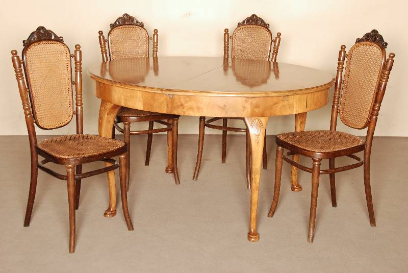 4 StÜhle, Österreich, um 1910, signiert Thonet, Buche massiv, gebogene Beine, RÜckenlehne mit kleiner geschnitzter Krone, Sitz und RÜckenlehne ...