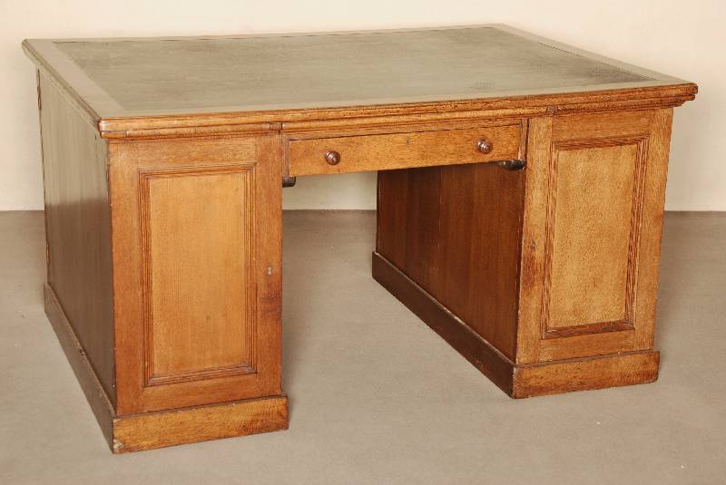 Schreibtisch, England um 1900, Eiche massiv, wohl spÄtviktorianisch, Front mit 2 TÜren und Schublade, sehr schlicht gehalten, unter der ...