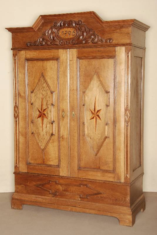 Schrank, deutsch/Niedersachsen, um 1880, Eiche massiv, TÜrfÜllungen verkrÖpft mit Intarsien in Sternform, im Stil des Hamburger Schapp, ...