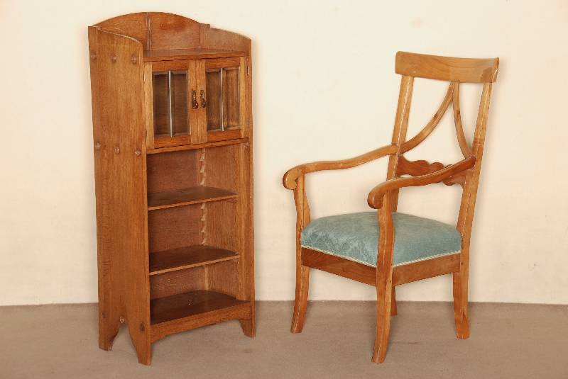 Kleines BÜcherregal, Holland, um 1910, Eiche massiv, unten mit Ablage, oben 2 kleine TÜren mit facettgeschliffenem Glas und MessingstÄbchen, ...