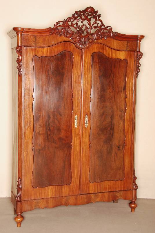 Prunkschrank, Holland, um 1860, Wilhelm III, Korpus Weichholz, Mahagoni furniert, z.T. gespiegelt, auf KugelfÜßen, 2 TÜren mit ...