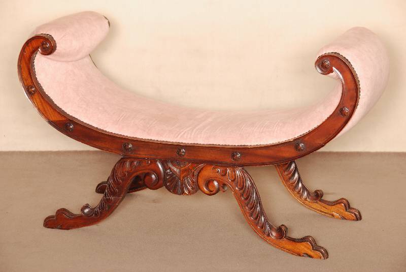 BeistellbÄnkchen, deutsch, um 1890, gondelfÖrmig, Nußbaum massiv, auf geschnitzten TatzenfÜßen, elegant gebogene Form, Front mit ...