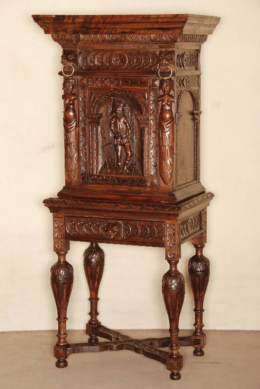 Stollenschrank, Frankreich, um 1870, bretonischer Einfluß, Nußbaum massiv, auf gedrechselten StollenfÜßen, kreuzfÖrmig verstrebt, Lisenen ...