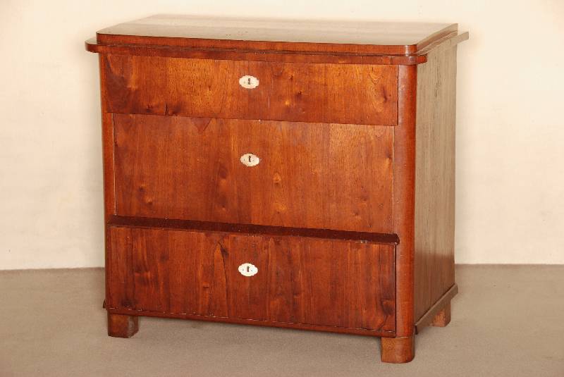 Kommode, deutsch, um 1830, Biedermeier, Korpus Weichholz, Mahagoni furniert, abgerundete Ecken, 3-schÜbig, SchlÜsselschilde aus Bein, neu ...